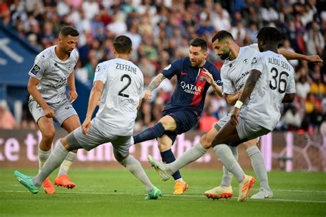 Psg Vs Clermont Foot Sergio Ramos Lionel Messi Farewell Marred With