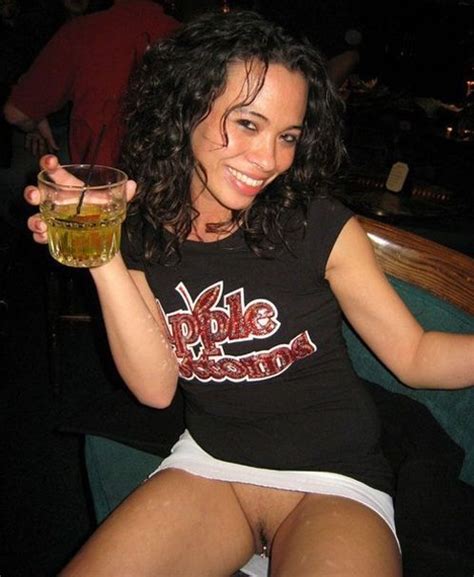 Showing Her Pussy In Cafe Scrolller