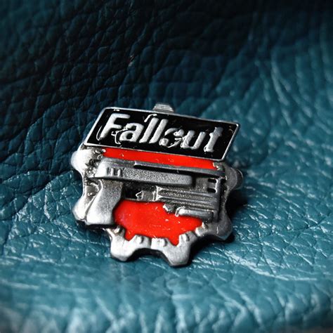 Металлиеский значок пистоле Fallout цветной купить на OZON по низкой ...