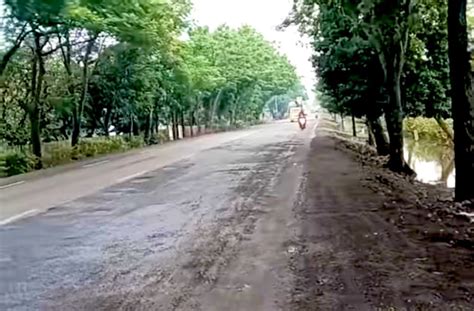 motor oleng  baureno  lubang  kondisi jalan nasional