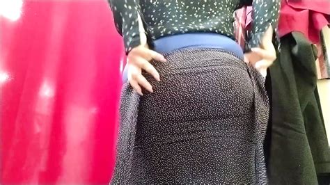 Der Sexy Arsch Der Sexy MILF Ist Wieder In Der Umkleidekabine Im Einkaufszentrum XHamster