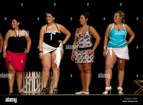 Vier Frauen Im Bikini Auf Der Alection Von Miss Curvy Frankreich Stockfotografie Alamy