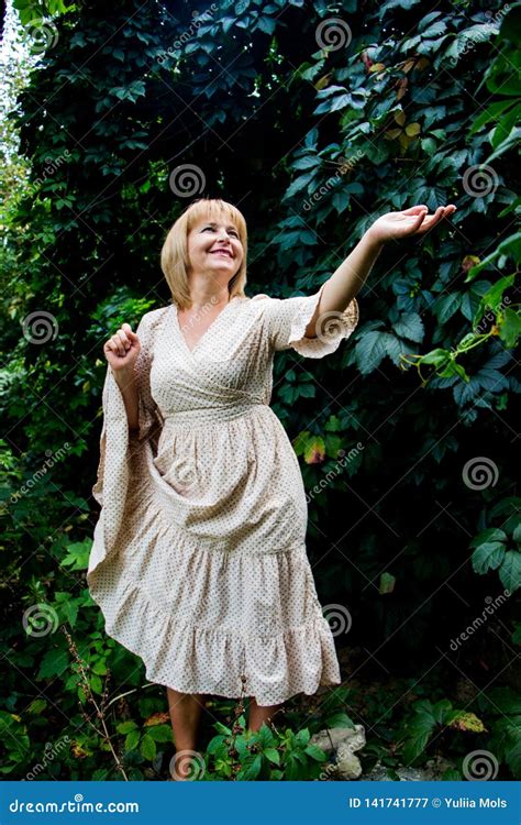Verticale De Jeune Belle Femme Blonde Image Stock Image Du Personne Stationnement
