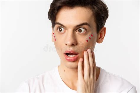 Lgbtq Y Concepto De Belleza Imagen De La Cabeza De Un Hermoso Hombre Gay Con Brillo En La Cara