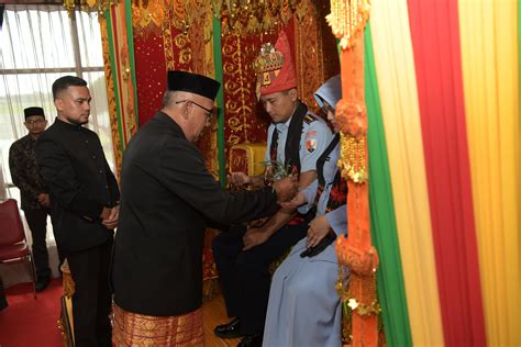 Prosesi Adat Aceh Sambut Kedatangan Danlanud SIM Yang Baru