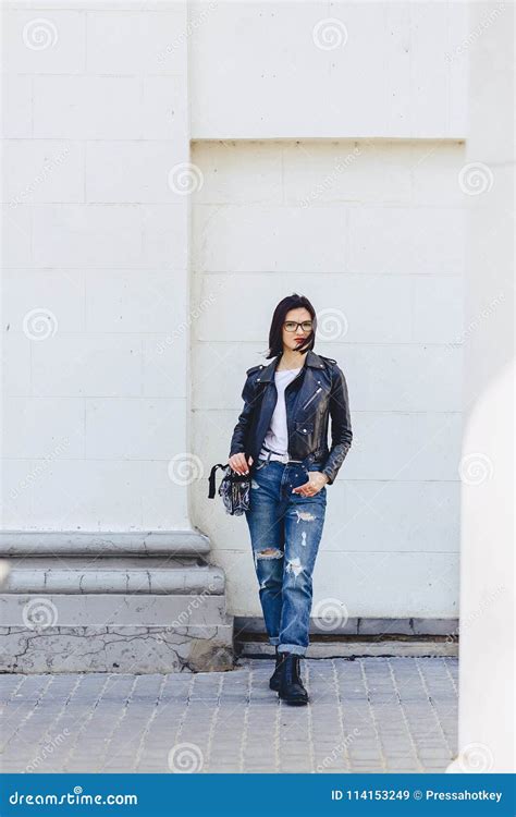 Femme En Verres Dans La Veste En Cuir Sur La Rue Image Stock Image Du Attrayant Tony 114153249