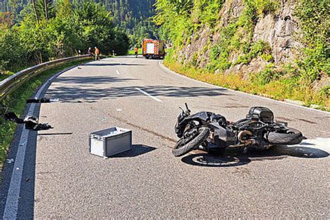 Tödlicher Unfall auf B21 in Bayern Mann gerät mit Pick up Truck auf