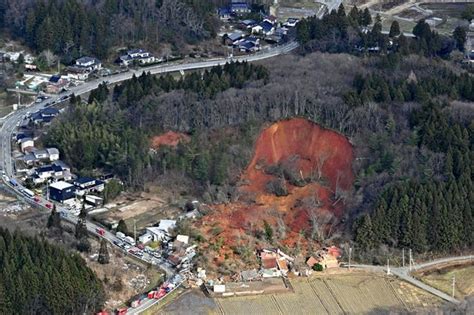 山形・鶴岡で土砂崩れ、男女2人と連絡取れず通行人から「電線がぶら下がり家が倒壊している」 読売新聞