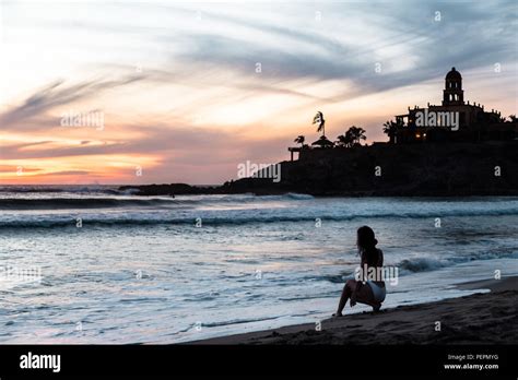 Model on beach in bikini Fotos und Bildmaterial in hoher Auflösung Alamy