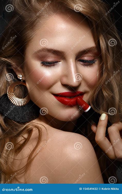 Mooi Meisje Met Rode Lippen En Klassieke Make Up En Krullen Met In Hand