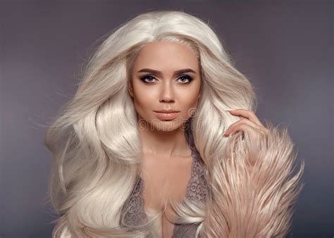 Belle Femme Blonde Dans Le Manteau De Fourrure De Faux Portrait De Jeune Sexy Image Stock