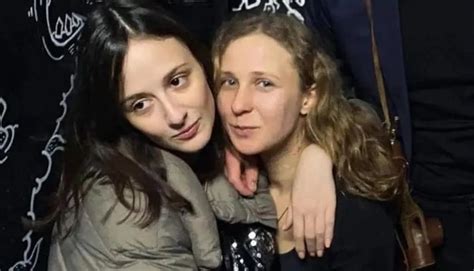 Ρωσία Μέλος του συγκροτήματος Pussy Riot περιλαμβάνεται σε διεθνή κατάλογο καταζητούμενων Η
