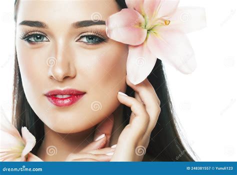 Jovencita Atractiva Cierra Con Las Manos En La Cara Flor Lily Brunette Spa Maquillaje Desnudo