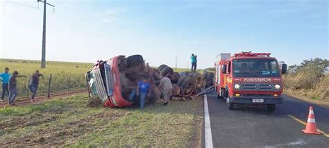 Carreta Carga De Detergente Fica Destru Da Ap S Tombar Em Rodovia