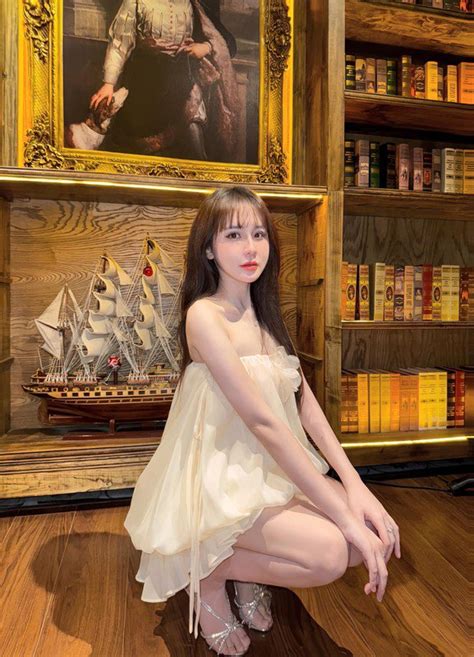 Hot girl bi a Lê Tuyết Anh khoe body khiến fan nam xin luỵ