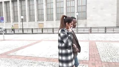 Aantrekkelijke Brunette Zuigt Zwarte Lange Paal Porn