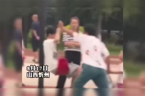 俩小孩争秋千，大妈为孙女出气疯狂摇晃男孩，男孩妈忍无可忍用脚踹对方 男孩 孙女 秋千