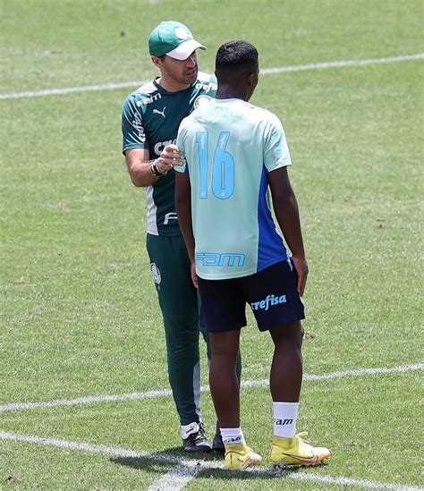 Escalação do Palmeiras Endrick titular Abel comanda trabalho tático