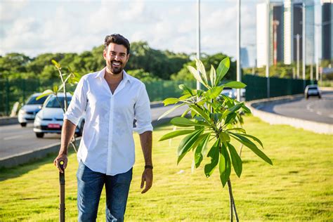 Fotógrafo Bruno Lima replanta 50 árvores do projeto de paisagismo da