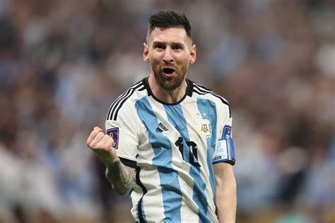 O maior de todos Conquista da Copa fortalece Messi em debate Pelé