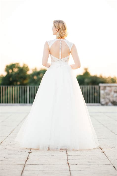 Brautkleid Nude schmales Spitzenkleid mit atemberaubender Tüllrücken