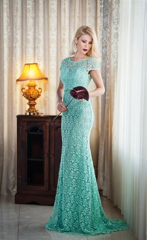 Jeune Belle Femme Luxueuse Dans La Longue Robe L Gante Belle Jeune Femme Blonde Dans La Robe