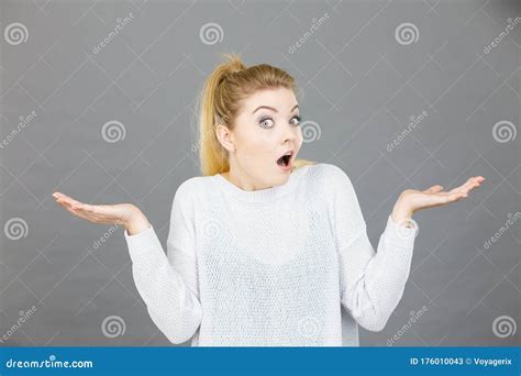 Jeune Femme Blonde Confuse Faisant Des Gestes Avec Des Mains Image Stock Image Du Penser