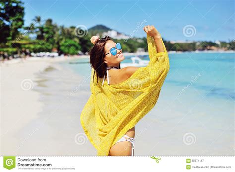 Vrij Jonge Gelooide Vrouw In Bikini Het Stellen Op Het Strand Stock Afbeelding Image Of Oceaan