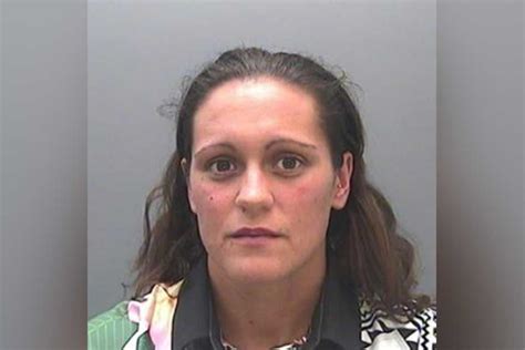 Lehrerin zwingt Schülerin mit skrupelloser Lüge zum Sex