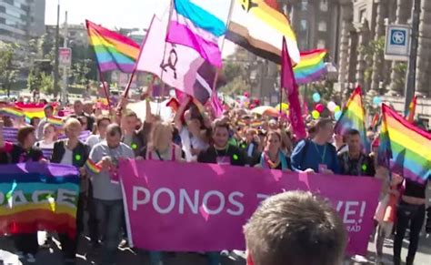 Comment Les Homophobes Ont Failli Emp Cher La Gay Pride De Belgrade Adheos