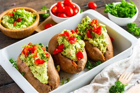 Gefüllte Süßkartoffeln mit Avocado Creme