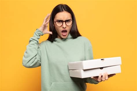 Joven Latina Gritando Con Las Manos En Alto Sinti Ndose Furiosa Frustrada Estresada Y Molesta