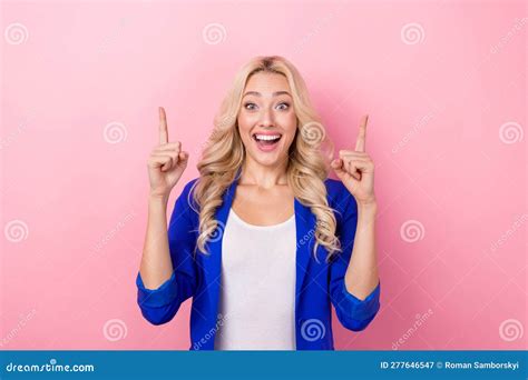 Photo Of Attractive Business Woman Blonde Curly Hair Direct Fingers Up Empty Space Breaking News