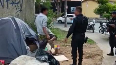 Morador De Rua Preso Ap S Jogar Lcool E Amea Ar Atear Fogo Em