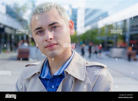 Homme gay jeune Banque de photographies et dimages à haute résolution Alamy