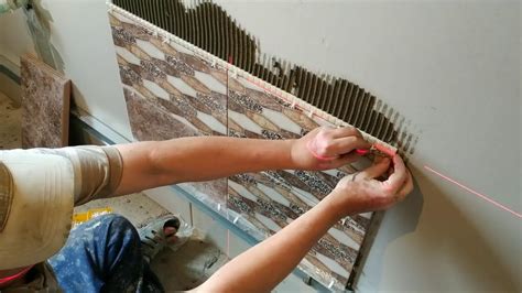 УКЛАДКА плитки на СТЕНУ в ванной и туалете - YouTube