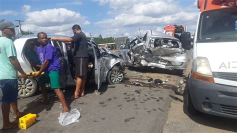 Três Homens E Uma Mulher Ficam Feridos Após Batida Entre Dois Carros Na