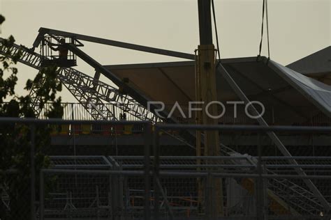 PERBAIKAN ATAP TRIBUN FORMULA E YANG ROBOH ANTARA Foto