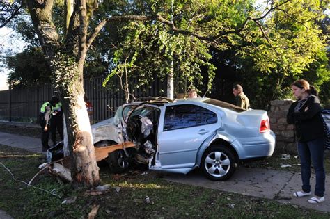 Chocó su auto contra un árbol y murió