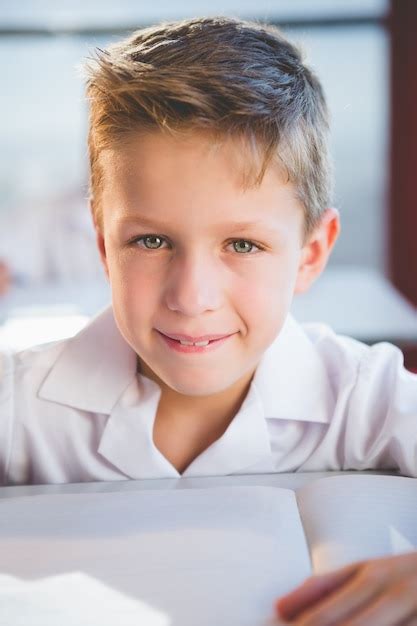 Colegial Haciendo La Tarea En El Aula Foto Premium