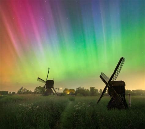 How I Shot Viral Photos of the Aurora Over Dutch Windmills | PetaPixel