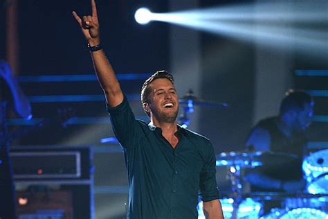 Luke Bryan Brings 'Play It Again' to the 2014 CMT Awards