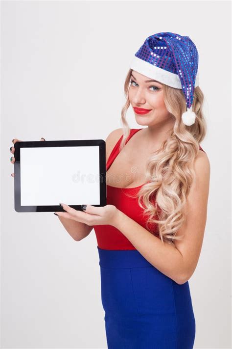 Un Blonde Atractivo Con Los Pechos Grandes Miente En Un Fondo Blanco Entre Foto De Archivo