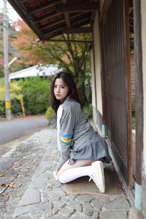 Lạ lùng với phong cách học đường nửa kín nửa hở của hot girl Xu Cake