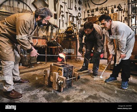 Grupo De Artesanos Masculinos Profesionales Que Trabajan En El Taller