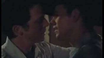 Beso gay de la película Is It Just Me entre los actores Nicholas Downs y David Loren gaylavida
