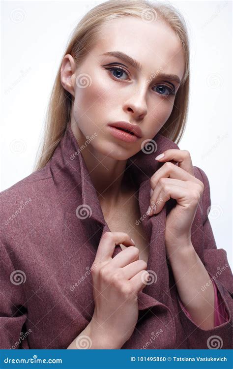 Uma Moça Composição Longa Do Cabelo Reto E Do Nude Modelo Bonito Em Um Revestimento Cor de