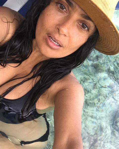 Salma Hayek pone a arder las redes posando en bikini a sus 51 años y sin maquillaje