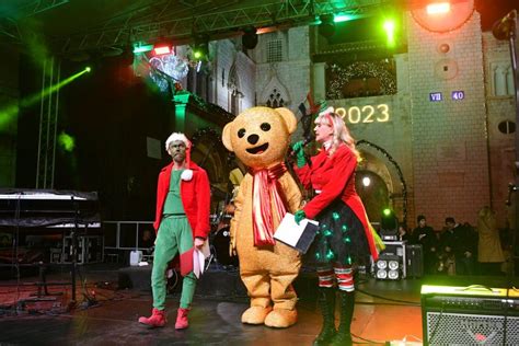 FOTO VIDEO Zasjale lampice u Gradu počeo je Dubrovački zimski festival