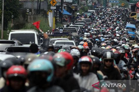 Jalur Puncak Bogor Dipadati Kendaraan Wisatawan ANTARA News